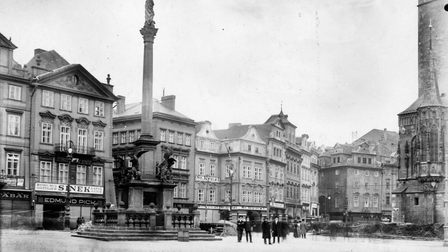 Mariánský sloup na konci 19. století. Kniha obsahuje řadu dosud málo známých dobových fotografií barokní památky před destrukcí