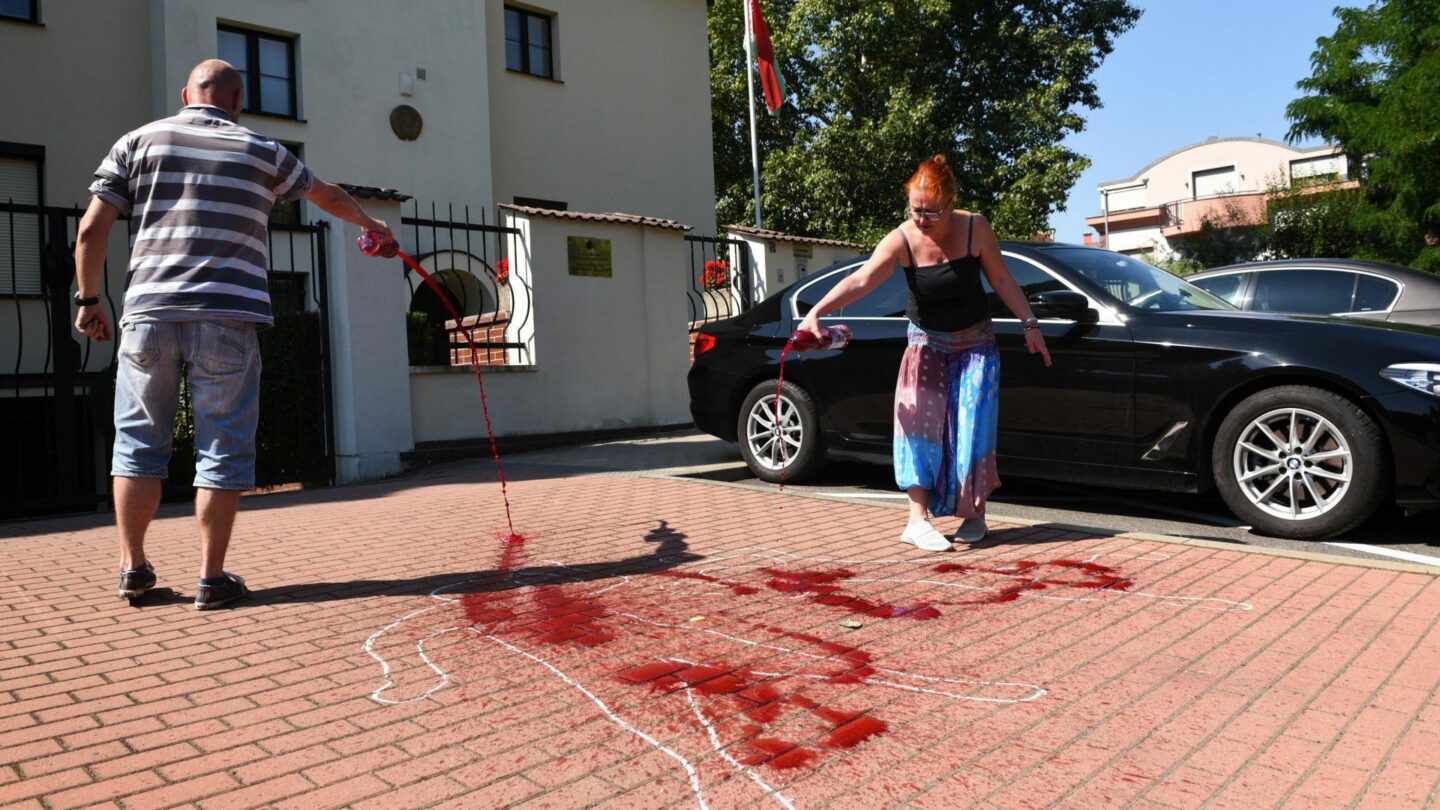 Připomínka obětí na životech, které si vyžádalo krvavé potlačování demonstrací v Bělorusku. Před velvyslanectvím Republiky Bělarus v Praze