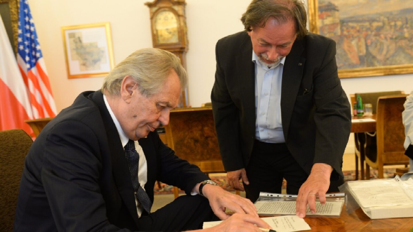 Miloš Zeman podepisuje pamětní listinu do Mariánského sloupu.