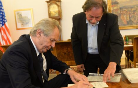 Miloš Zeman podepisuje pamětní listinu do Mariánského sloupu.