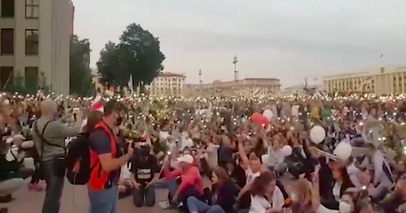 V Bělorusku pokračují demonstrace proti falšování výsledků nedělních prezidentských voleb a proti brutálnímu policejnímu násilí vůči demonstrantům. 