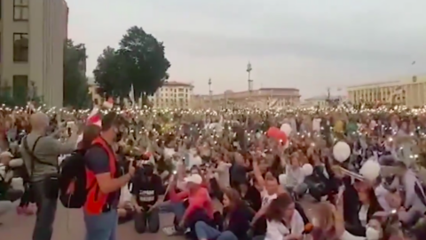 V Bělorusku pokračují demonstrace proti falšování výsledků nedělních prezidentských voleb a proti brutálnímu policejnímu násilí vůči demonstrantům. 