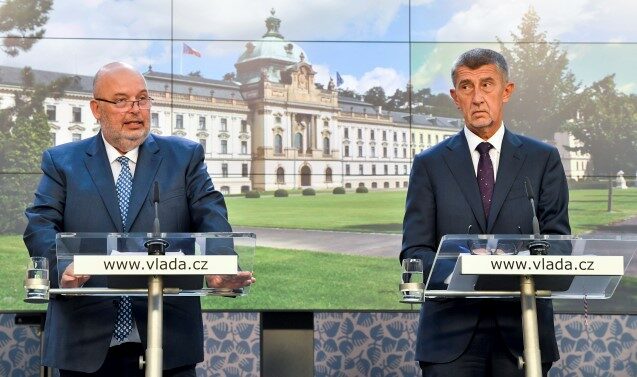 Ministr zemědělství Miroslav Toman (ČSSD) a premiér Andrej Babiš (ANO) na tiskové konferenci