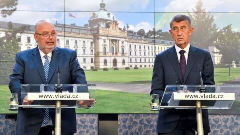 Ministr zemědělství Miroslav Toman (ČSSD) a premiér Andrej Babiš (ANO) na tiskové konferenci