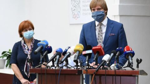 Hlavní hygienička Jarmila Rážová a ministr zdravotnictví Adam Vojtěch (ANO)