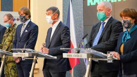 Ministr zdravotnictví Adam Vojtěch, premiér Andrej Babiš, vládní zmocněnec Roman Prymula a hlavní hygienička Jarmila Rážová