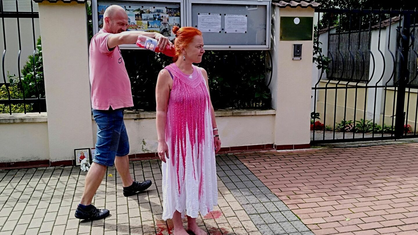 Aktivisté ze skupiny Covidens u běloruské ambasády protestují proti brutálnímu zacházení s demonstranty.