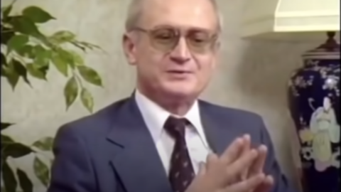 Bývalý spolupracovník KGB Jurij Bezmenov v rozhovoru s americkým novinářem v roce 1984