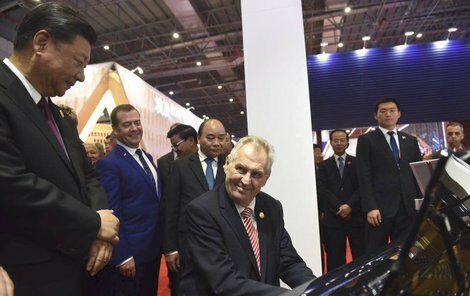 Miloš Zeman, prezident České republiky, jako servilní klaun čínského komunistického tyrana Si Ťin-pchinga (Šanghaj 2018)