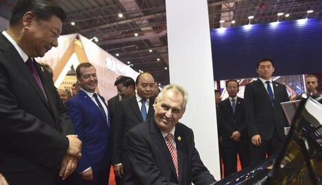 Miloš Zeman, prezident České republiky, jako servilní klaun čínského komunistického tyrana Si Ťin-pchinga (Šanghaj 2018)