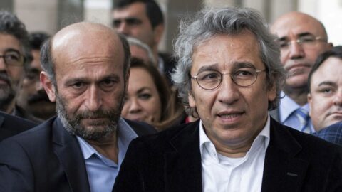 Šéfredaktor opozičního listu Cumhuriet Can Dündar (vpravo) a jeho přední redaktor Erdem Gül (vlevo) 