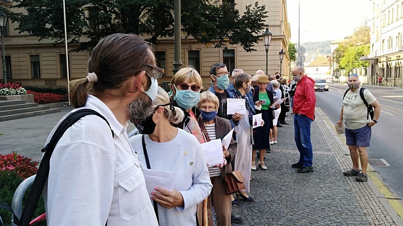 Vracení roušek. Dlouhá fronta před Úřadem vlády