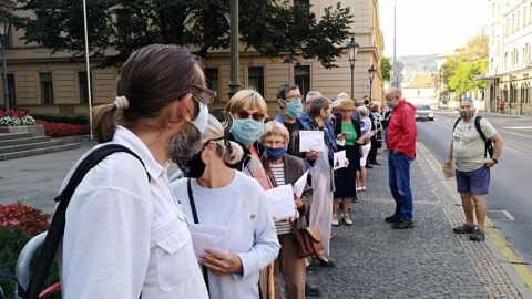 Vracení roušek. Dlouhá fronta před Úřadem vlády