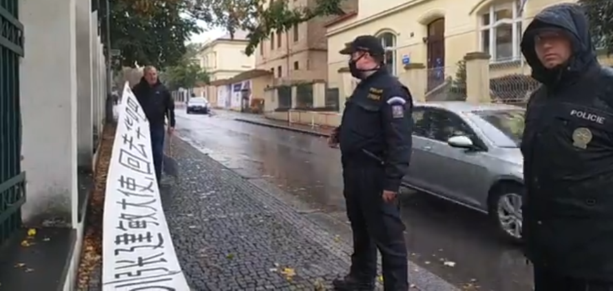 „Čang Ťien-mine, odejdi,“ vyzvali aktivisté čínského velvyslance dvojjazyčným bannerem.