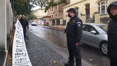 „Čang Ťien-mine, odejdi,“ vyzvali aktivisté čínského velvyslance dvojjazyčným bannerem.