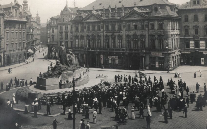 Husův pomník na Staroměstském náměstí v Praze (1922)