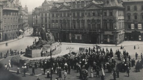 Husův pomník na Staroměstském náměstí v Praze (1922)