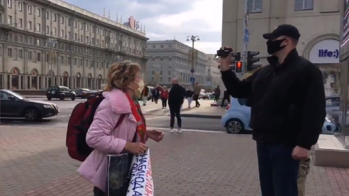 Bělorusko. Mužík v civilu si monitoruje protestující a nenechá se nijak rušit.