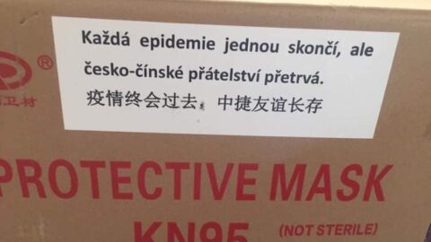 Propagandistické heslo na krabicích čínských respirátorů rozvážených teď učitelům 