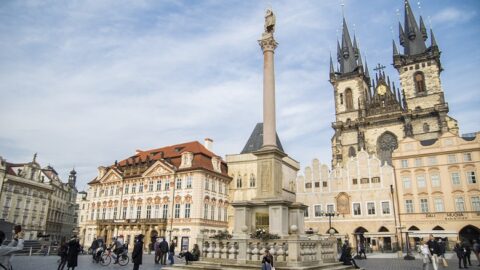 Mariánský sloup na Staroměstském náměstí v Praze jako místo katolické zbožnosti