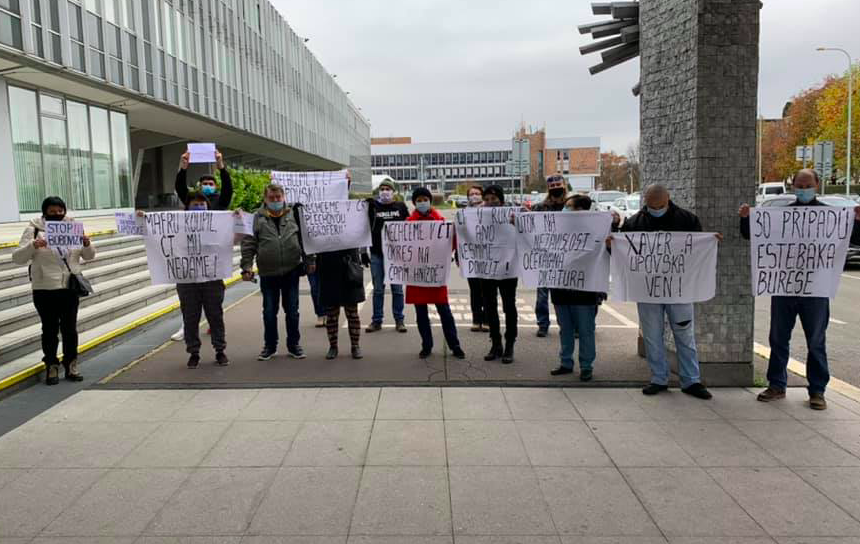 Demonstranti u budovy ČT na Kavčích horách