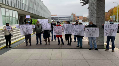 Demonstranti u budovy ČT na Kavčích horách