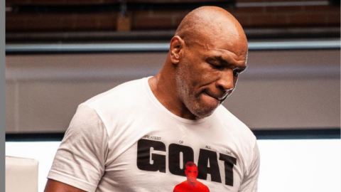 Mike Tyson je v ostrém tréninku.