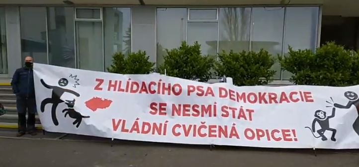 Občanští aktivisté protestují před Českou televizí proti odvolání Dozorčí komise a volbě nových členů.