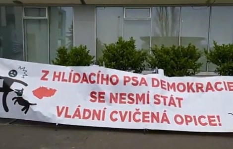 Občanští aktivisté protestují před Českou televizí proti odvolání Dozorčí komise a volbě nových členů.