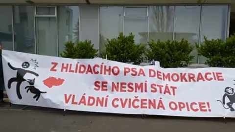 Občanští aktivisté protestují před Českou televizí proti odvolání Dozorčí komise a volbě nových členů.