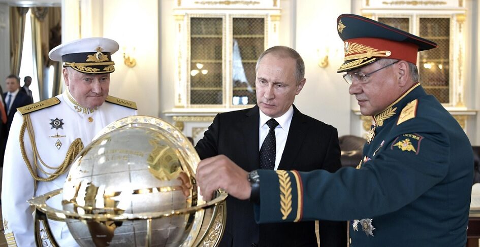 Ruský admirál Nikolaj Jevmenov, prezident Vladimir Putin a bývalý ministr obrany Sergej Šojgu