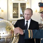 Ruský admirál Nikolaj Jevmenov, prezident Vladimir Putin a bývalý ministr obrany Sergej Šojgu