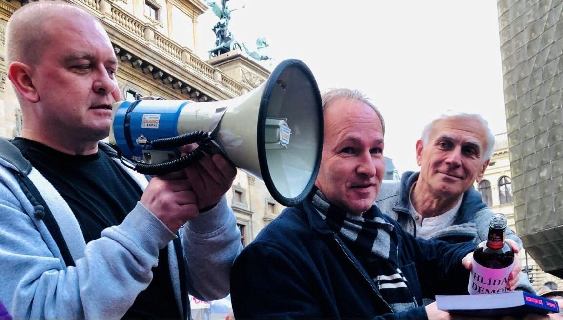 Křest knihy „Šok! Hrůza! Média!“ na Národní třídě. Zleva: Ondřej Neumann, Marek Wollner a Jan Urban 