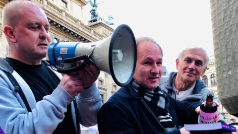 Křest knihy „Šok! Hrůza! Média!“ na Národní třídě. Zleva: Ondřej Neumann, Marek Wollner a Jan Urban 