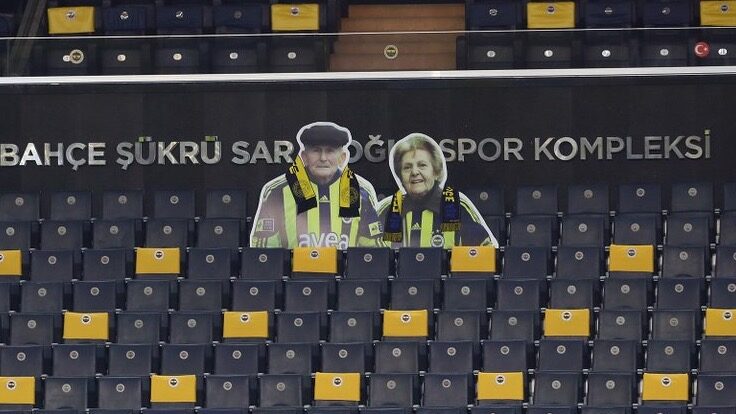 Pocta zesnulým fanouškům Fenerbahce Istanbul.