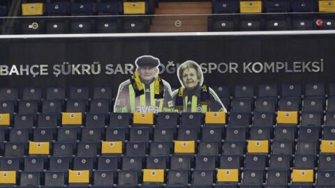 Pocta zesnulým fanouškům Fenerbahce Istanbul.