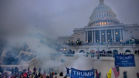 Fotografie z útoku davu příznivců Donalda Trumpa na washingtonský Kapitol.