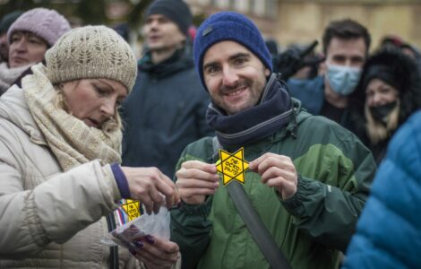 Odpůrci očkování označení Davidovou hvězdou, jež má symbolizovat jejich údajnou perzekuci.