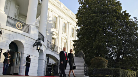 Prezident Spojených států Donald Trump a první dáma Melania Trump opouštějí Bílý dům.