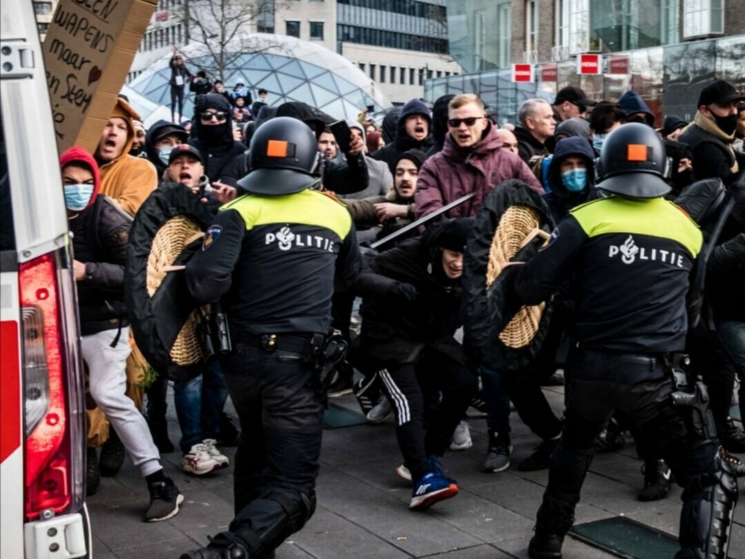 Nepokoje v holandském Eindhovenu. 