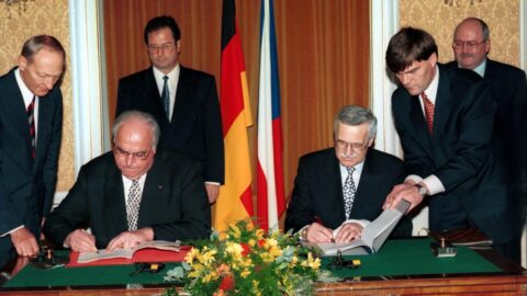 Podpis Česko-německé deklarace dne 21. ledna 1997. Za ČR deklaraci podepsali premiér Václav Klaus a ministr zahraničních věcí Josef Zieleniec, za Německo spolkový kancléř Helmut Kohl a spolkový ministr zahraničí Klaus Kinkel.