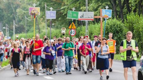 Poutníci ze severovýchodního Polska směřující do svatyně na Jasné Hoře v Čenstochové