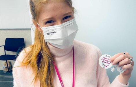 Dcera Billa Gatese Jennifer využila jako studentka medicíny možnosti přednostního očkování. 