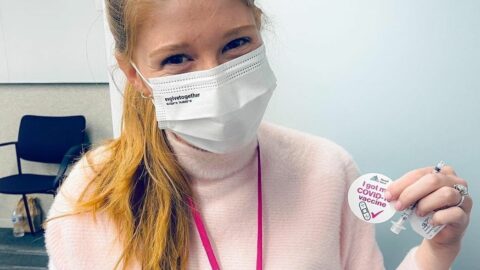 Dcera Billa Gatese Jennifer využila jako studentka medicíny možnosti přednostního očkování. 