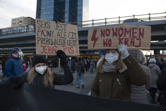 Ženská demonstrace k svátku MDŽ ve Varšavě (8. březen 2021)