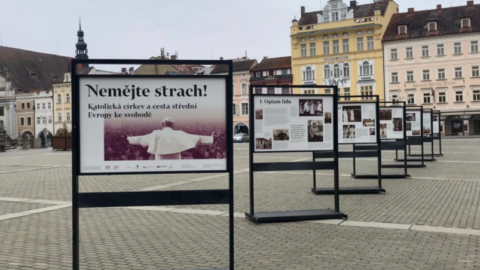 Českými a moravskými městy nyní putuje sedm mohutných panelů, které přibližují rudý teror proti katolické církvi za socialistické totality v zemích V4.