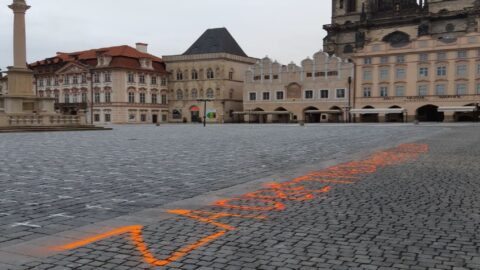 Kříže za oběti covidu-19 a nápis na Staroměstském náměstí v Praze