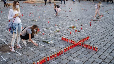 Pietní místo za oběti koronaviru na Staroměstském náměstí.