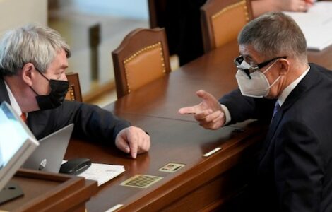 Předseda KSČM Vojtěch Filip (vlevo) a premiér Andrej Babiš (ANO) spolu hovoří na schůzi Poslanecké sněmovny.