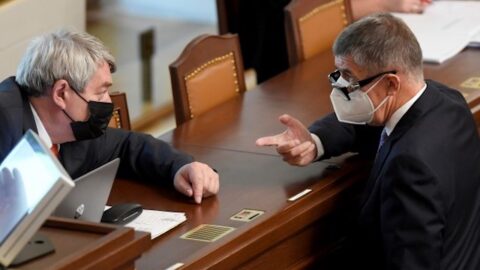 Předseda KSČM Vojtěch Filip (vlevo) a premiér Andrej Babiš (ANO) spolu hovoří na schůzi Poslanecké sněmovny.